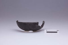 浅鉢形黒色磨研土器片［クリックで拡大］