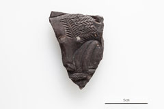 Fig. 10: 浮彫り装飾付土器片 YH190043 ［クリックで拡大］