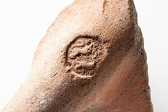 Fig. 11: 印影付土器片  YH190042［クリックで拡大］