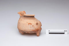 Fig. 15:  三足壺型土器  YH190061［クリックで拡大］
