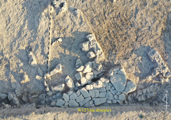 Fig. 17: W127(敷石遺構)、I8/b7［クリックで拡大］