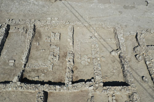 Fig. 20: 第１建築層の遺構の床面下に検出された第3建築層の石壁［クリックで拡大］