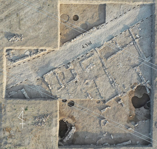 Fig. 30: 第４道路遺構と第３建築層の遺構［クリックで拡大］