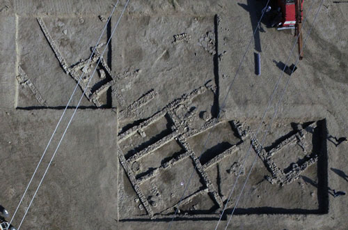 Fig. 3: LC I8/b6, I8/c6, I8/c7, I8/d7で 2018 年度発掘調査された建築遺構［クリックで拡大］