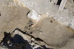 Fig. 16:  E8/e8 第III−1建築層 R27 敷居遺構［クリックで拡大］