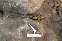 Fig. 17: E8/e8 第III−1建築層 R27 敷居遺構で検出された鉄製ナイフ［クリックで拡大］