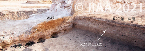 Fig. 18: E8/e9第III−1建築層 R27 第１床面下の第２床面を示す断面［クリックで拡大］