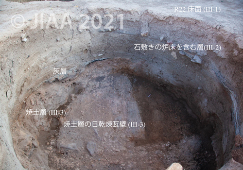 Fig. 20: E8/e8, P129 内壁断面に見られる第III層の層位［クリックで拡大］