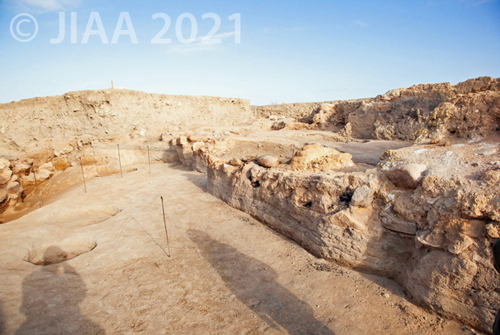 Fig. 22: E8/e8 堆積土の南西方向への下降傾斜［クリックで拡大］