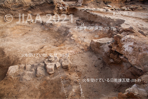 Fig. 25: E8/g10 R46, R102(III-1建築層) 下に検出された遺構［クリックで拡大］