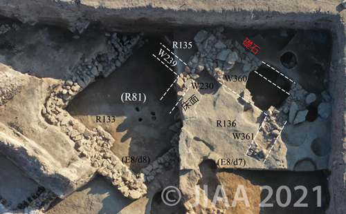 Fig. 7: E8/d7, II-1建築層, 多室構造の建築遺構 R81, R135, R136: W230, W360, W361 ［クリックで拡大］