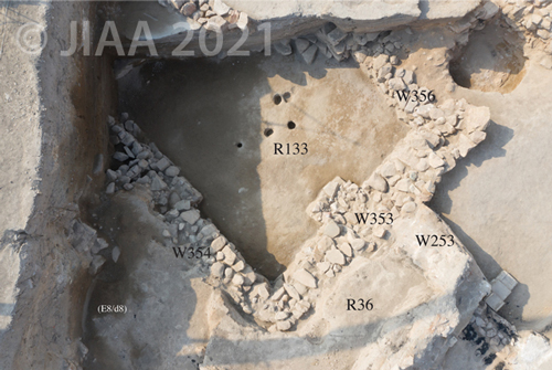 Fig. 8: E8/d8 第II-4建築層R133: W353, W354, W356［クリックで拡大］