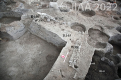 Fig. 13: R145, R146( W391 ve W392)、E8/g7、第II層、中期青銅器時代［クリックで拡大］