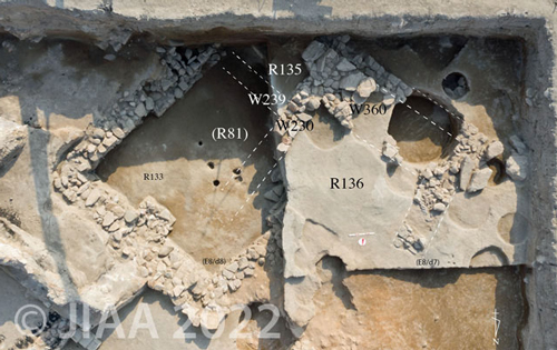 Fig. 16: R81, R135, R136: W230, W239,W360, W361、E8/d7、II-1建築層、中期青銅器時代［クリックで拡大］