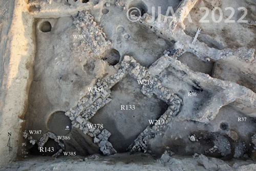 Fig. 18: R143 ve R133、E8/d7、第II層、中期青銅器時代［クリックで拡大］