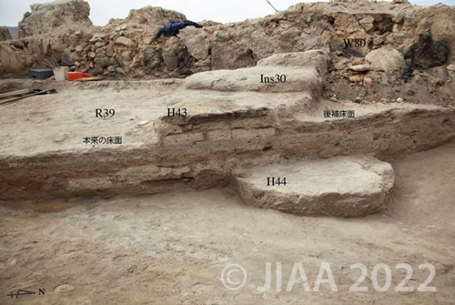 Fig. 21: H43 (III-1)の半裁断面とH44 (III-3?)、E9/d1、前期青銅器時代［クリックで拡大］