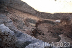 Fig. 22: 北西方向に下降する灰層、E9/d1、第III層、前期青銅器時代［クリックで拡大］
