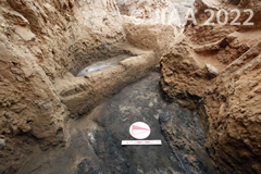 Fig. 30: 遺構Ins42前面の黒く焼けた床面、E9/d1、第III層、前期青銅器時代［クリックで拡大］