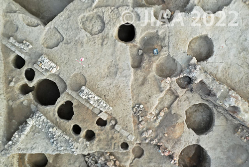 Fig. 3: 後期鉄器時代の遺構群I-6建築層、E8/f7［クリックで拡大］