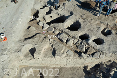 Fig. 6: W384(W126の礎石壁)、E8/f7、I-6建築層［クリックで拡大］