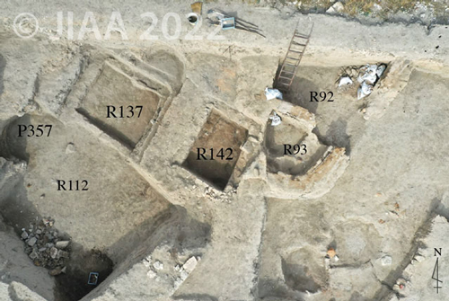 Fig. 8: R137とR142、E8/g7、第I層、中期鉄器時代［クリックで拡大］